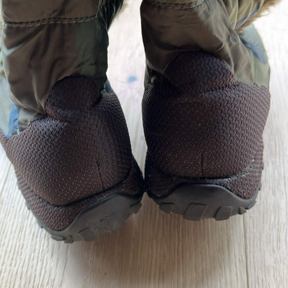 💕🎉 HOST PICK 🎉💕 EUC North Face down filled nylon top boots - Picture 9 of 13